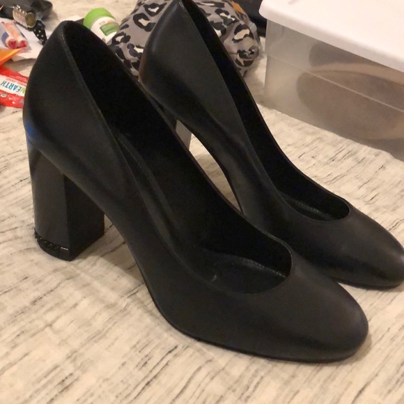Michael kors black heels with chain on heel. - Picture 3 of 6